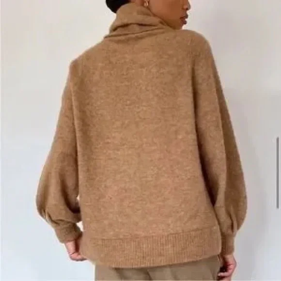 Group by Babaton Adichie Turtleneck Sweater Size Large Oversized Tan - Picture 4 of 13